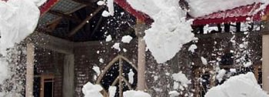 Сброс снега с крыши — как это делать не надо
