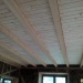 Деревянная вагонка на потолки с балками (7 фото)