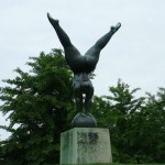 Памятник гимнастке