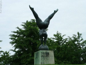 Памятник гимнастке