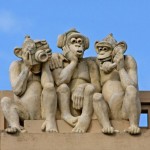 Памятник трем обезьянам