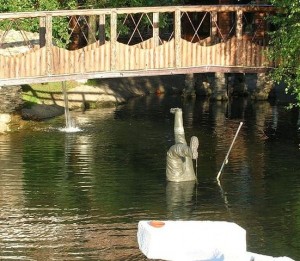 Памятник рыбаку в реке