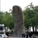 Памятник пальцу