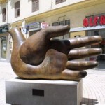 Памятник руке-голубю