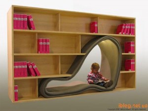 Книжный стеллаж с дверью-креслом