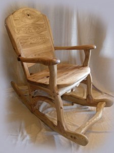 Кресло-качалка из естественного отшлифованного дерева