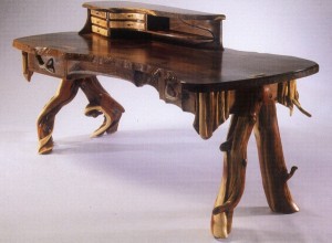 Оригинальный стол из необработанного дерева