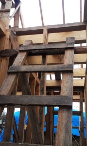 Приставная деревянная лестница на мансарду