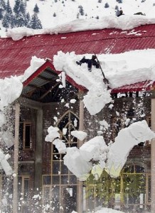 Как не надо сбрасывать снег с крыши