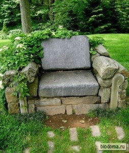 Каменный стул в саду
