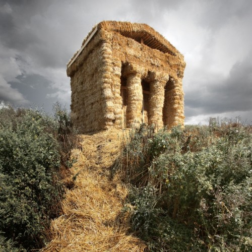 Соломенный храм с дорожкой из соломы