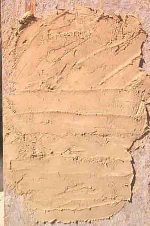 Высохший глиняно-песчаный раствор на стене