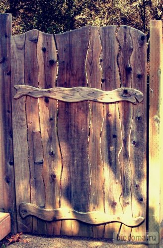 Сплошная деревянная калитка из волнистых досок